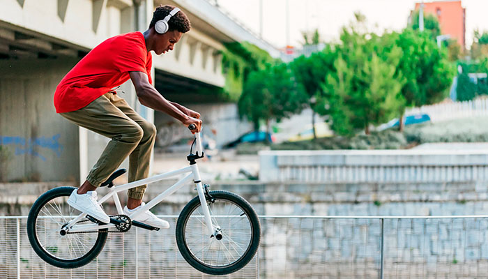 JBL Tune 570BT Black — беспроводные наушники.